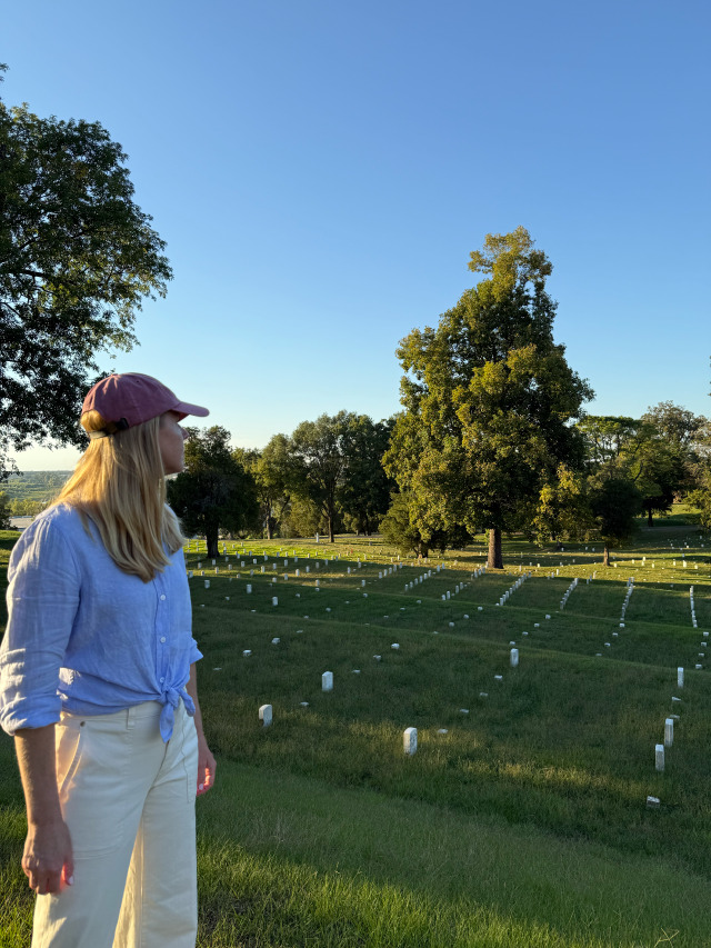 Exploring history at Vicksburg National Cemetery, host Darley Newman reflects at the final resting place of over 17,000 Union soldiers—the largest Union cemetery in the nation. Nearly 13,000 of these brave men remain unknown, a solemn reminder of the human cost of war.