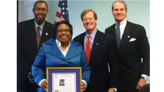Clarice Joynes accepts TopVet Award