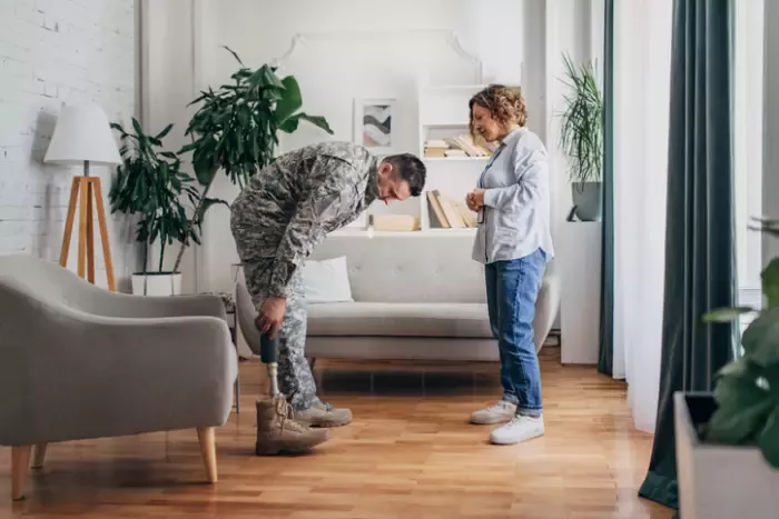soldier with prosthetics legs